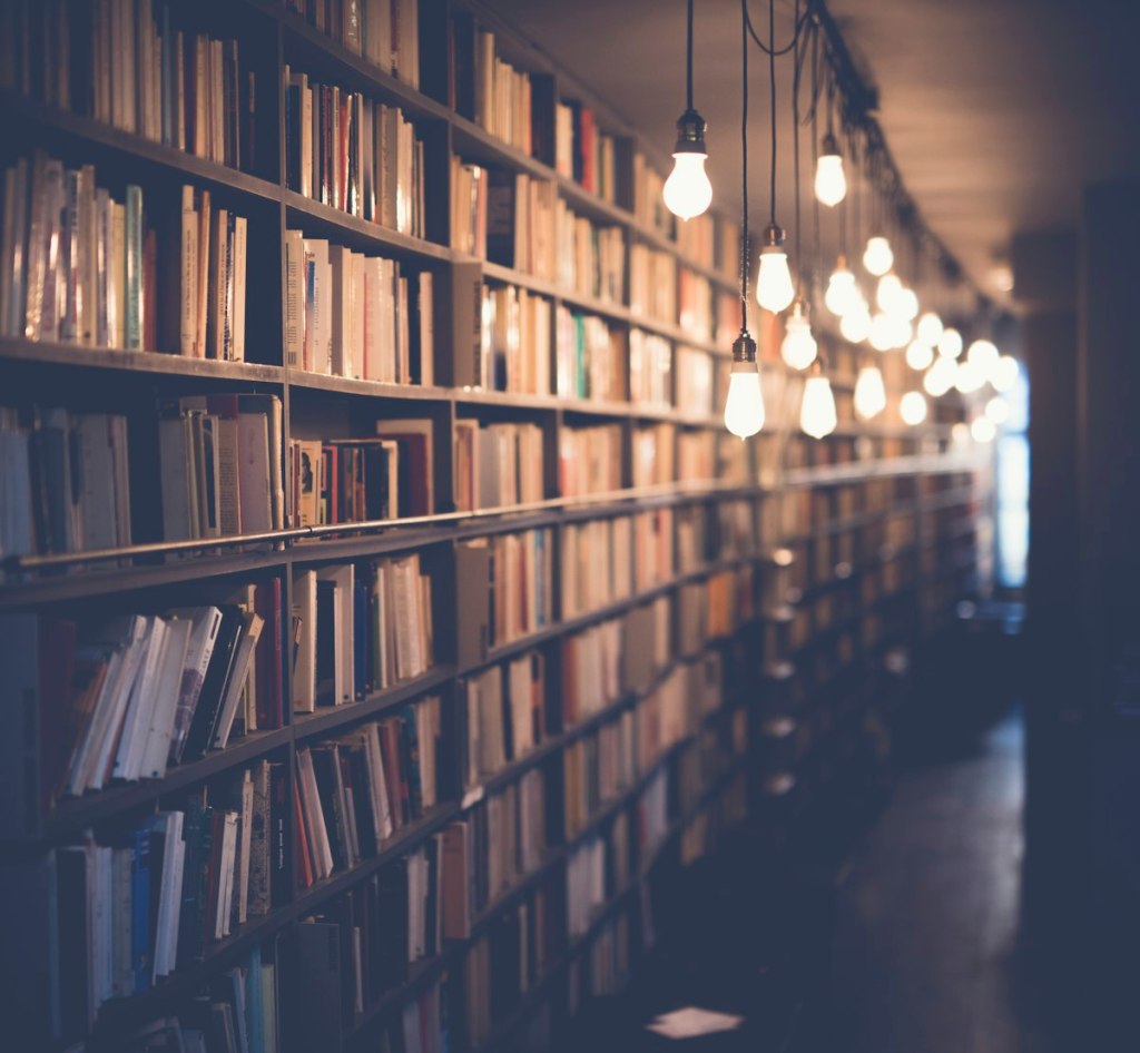 Libros antiguos en biblioteca